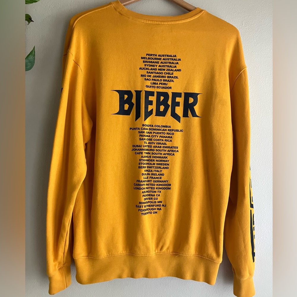 TEAM BIEBER 2017 World Tour Crew Neck Sweatshirt Size Small Yellow Justin Bieber